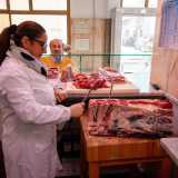 La proprietaria � per� occupata nel tagliare alcune doppie spesse di scottona...